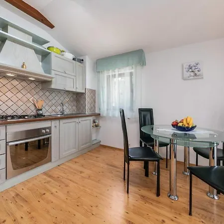 Maurizio Apartman *