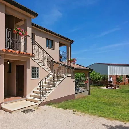 Maurizio Apartman *